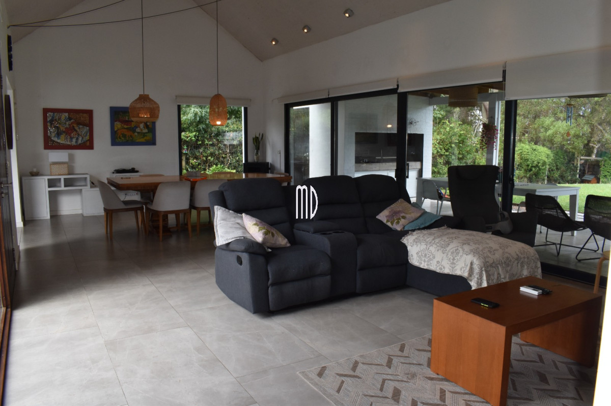 Casa ID.9024 - Moderna residencia con piscina climatizada y apartamento independiente. REF(9024)