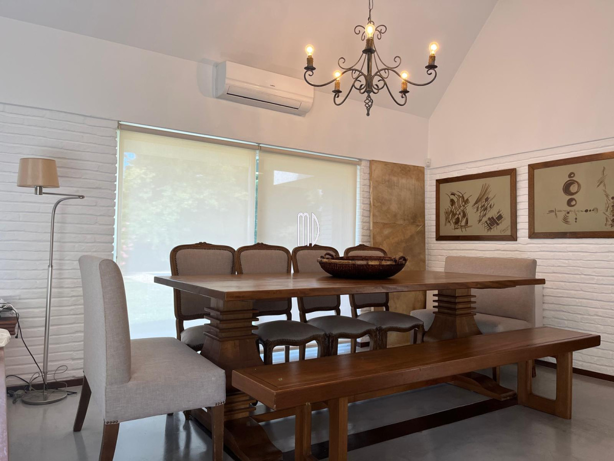 Casa ID.8191 - Hermosa Casa en Venta – Espaciosa, Luminosa y con Jardín con Piscina. REF:8191