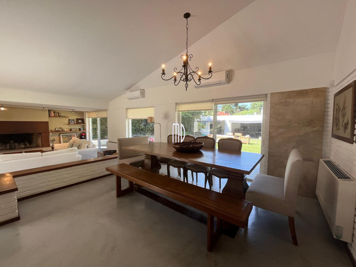 Casa ID.8191 - Hermosa Casa en Venta – Espaciosa, Luminosa y con Jardín con Piscina. REF:8191