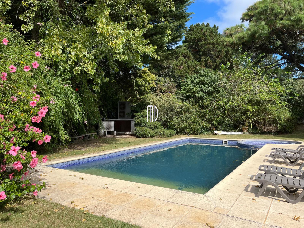 Casa ID.8191 - Hermosa Casa en Venta – Espaciosa, Luminosa y con Jardín con Piscina. REF:8191
