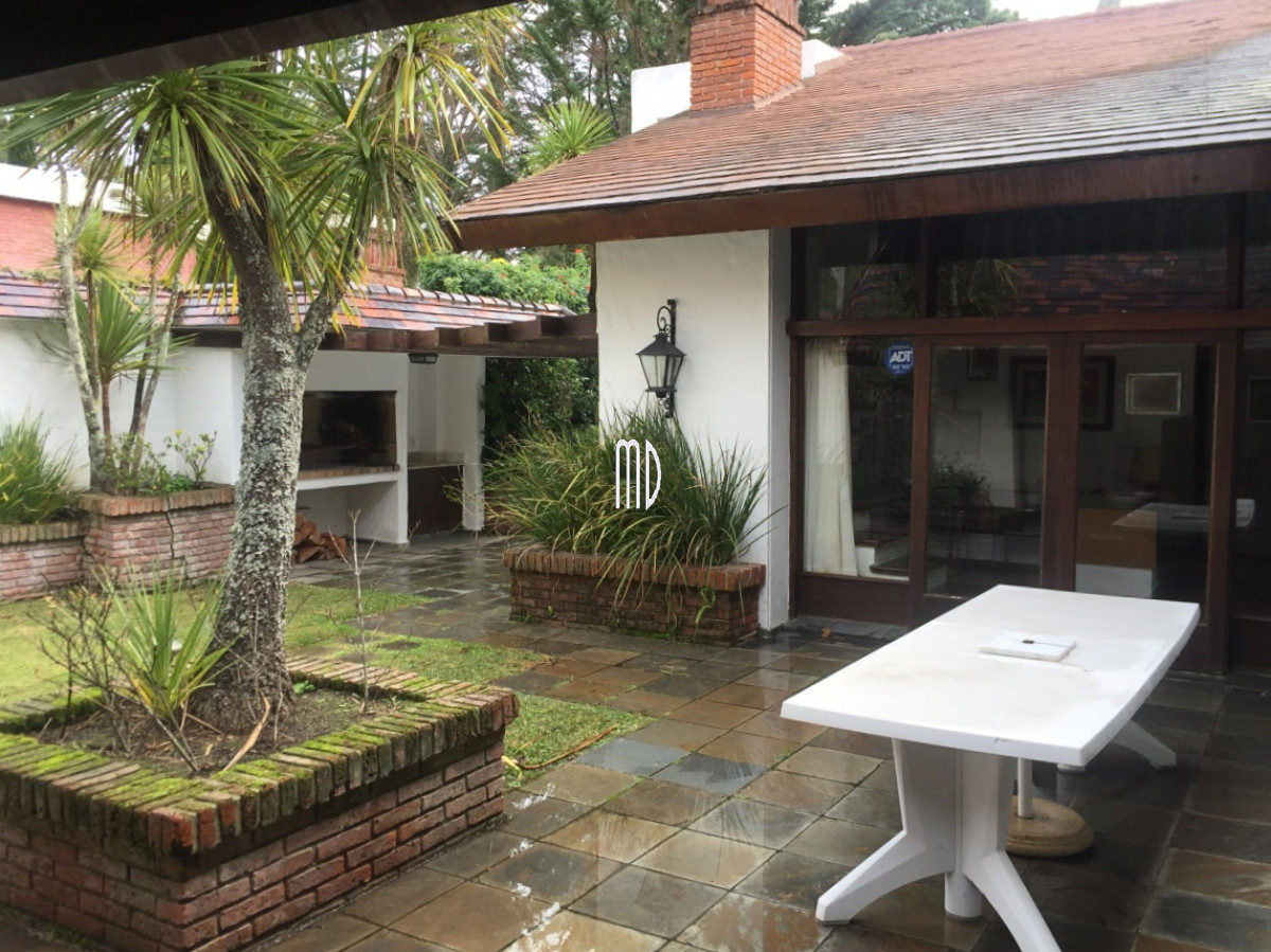 Casa ID.6134 - Espectacular propiedad en Playa Mansa a metros del Mar