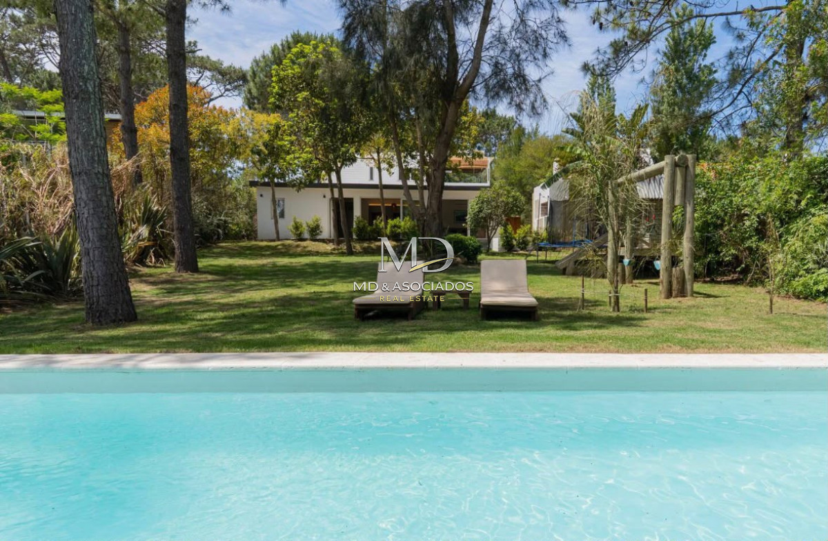 Casa en La Barra con piscina y a pasos del mar. REF(9440)
