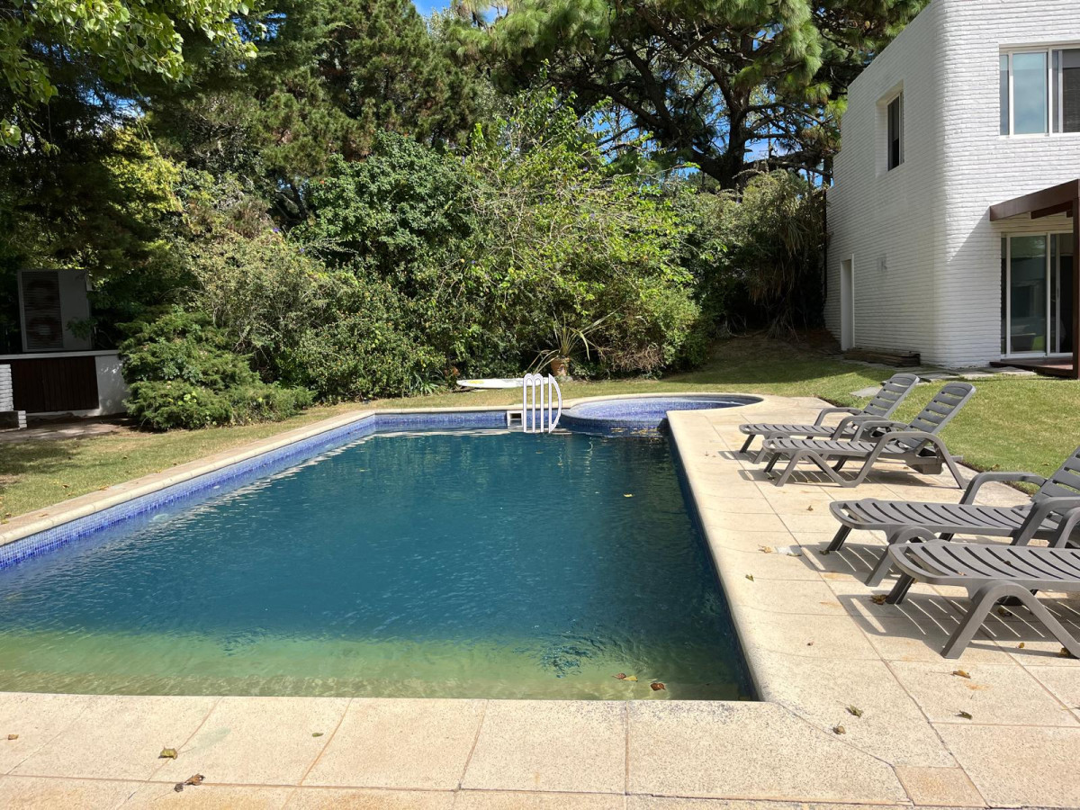 Casa ID.8191 - Hermosa Casa en Venta – Espaciosa, Luminosa y con Jardín con Piscina. REF:8191
