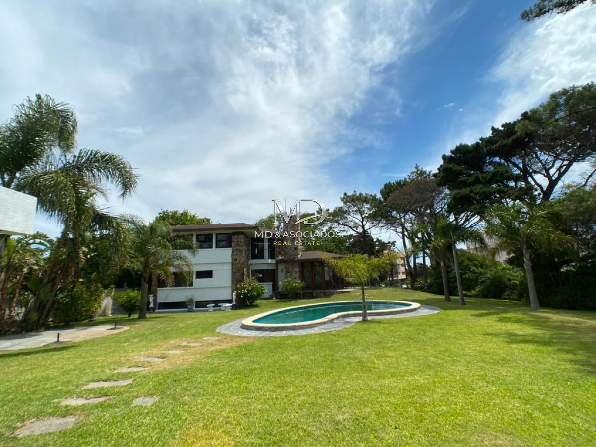 Espectacular Residencia de Lujo con Vista al Mar a Solo 100 Metros de la Playa. REF(8868)