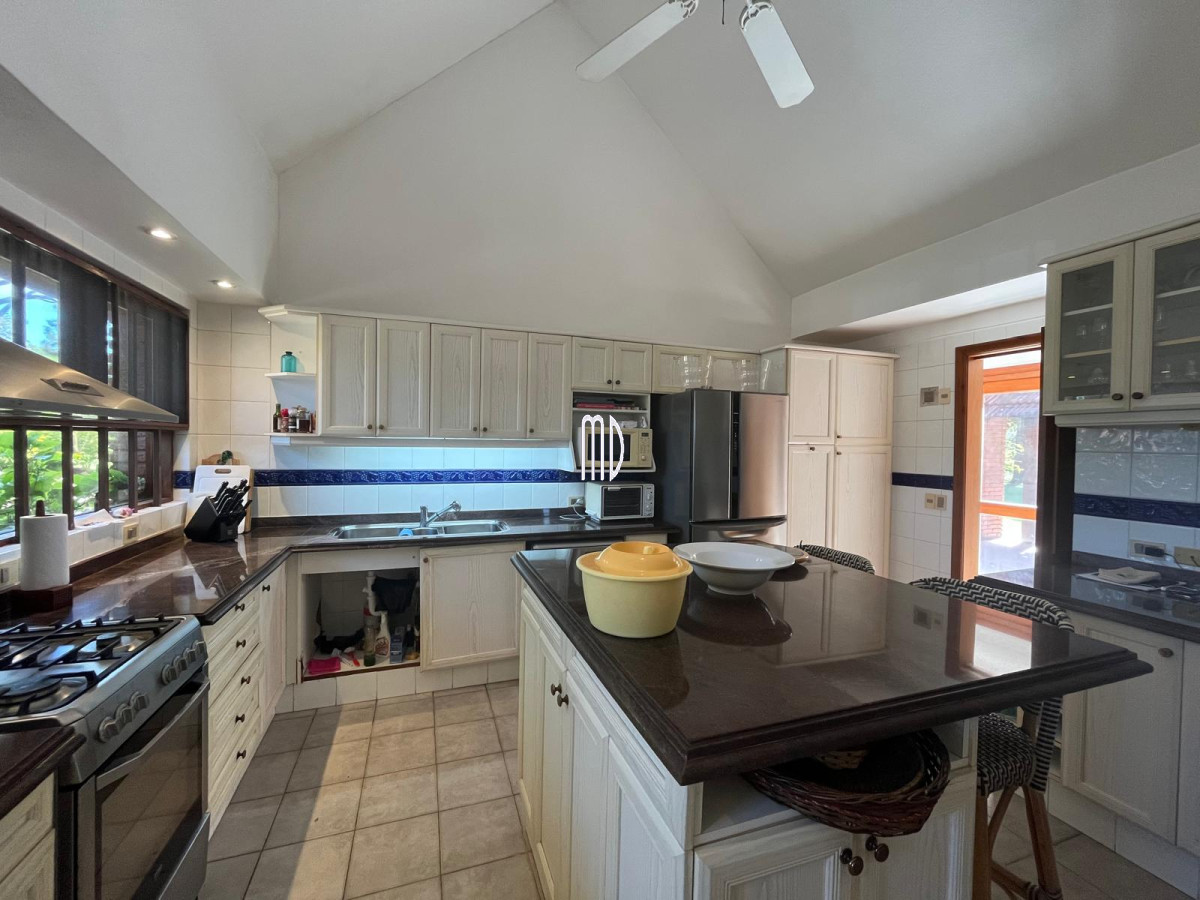 Casa ID.8190 - Espectacular Casa en Venta – Ubicación Exclusiva a Metros del Mar 