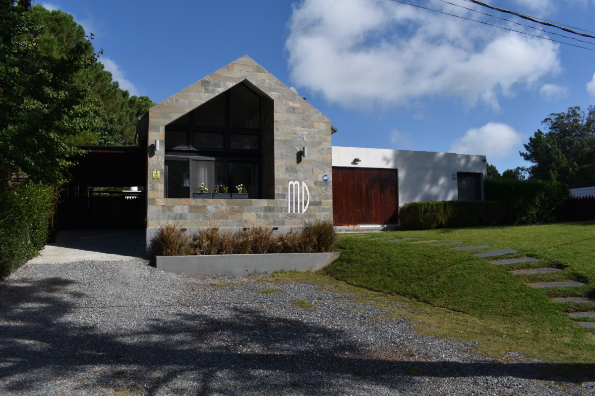 Casa ID.9024 - Moderna residencia con piscina climatizada y apartamento independiente. REF(9024)