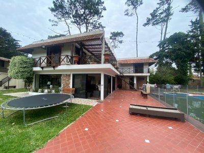 Casa con Amplias Áreas Sociales, Piscina y Cancha de Pádel en el Fondo del Predio. REF(8732)