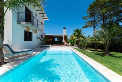 Hermosa casa con piscina climatizada en La Barra.Ref: 7519