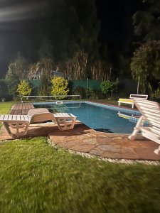 Hermosa casa dispone de gran parque con piscina y parrillero