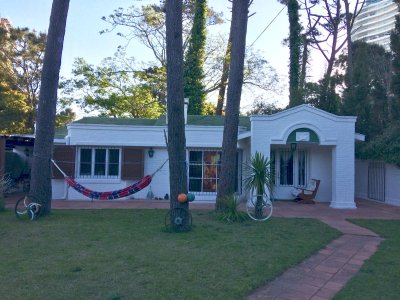 Hermosa casa a una cuadra de la playa mansa. Ref: 5946