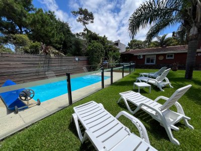 ¡Vacaciones perfectas en Playa Mansa! Casa con piscina y gran jardín. REF:6217
