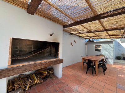 HERMOSA CASA A POCAS CUADRAS DEL MAR. REF:8167