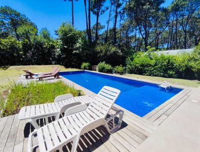 Hermosa casa con piscina climatizada en barrio privado. REF: 7726