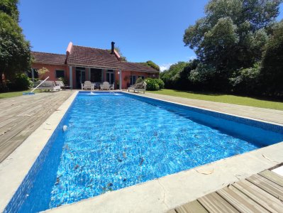 Espectacular casa en alquiler de temporada en La Barra, Punta del Este. REF: 5496