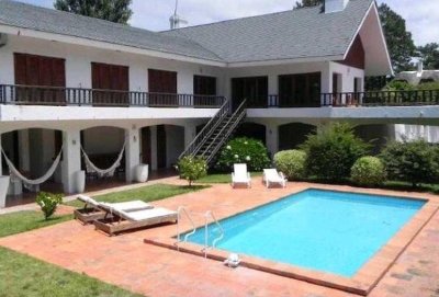 Espectacular casa con piscina climatizada y amplio parrillero techado. REF:6253 