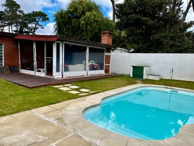 Linda casa a cuadras de playa Mansa con piscina. REF: 6221