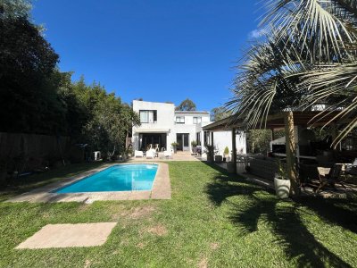 HERMOSA CASA EN LA BARRA CON PISCINA Y PARRILLERO. REF 6372