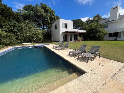 Hermosa Casa en Venta ? Espaciosa, Luminosa y con Jardín con Piscina. REF:8191