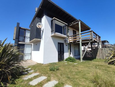 MUY LINDA CASA EN JOSE IGNACIO CON PISCINA. REF 7121