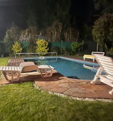 Hermosa casa dispone de gran parque con piscina y parrillero