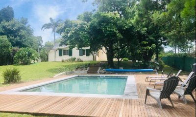 HERMOSA CASA CON GRAN PARQUE CON PISCINA CLIMATIZADA Y PARRILLERO. REF: 7447