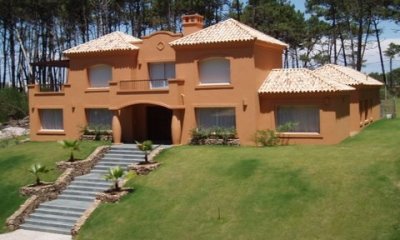 Espectacular propiedad  en barrio privado Laguna Blanca.Ref: 5627