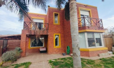 Hermosa casa en mansa a pocos metros de la costa con piscina climatizada y parrillero.Ref :7431