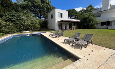 Hermosa Casa en Venta ? Espaciosa, Luminosa y con Jardín con Piscina. REF:8191