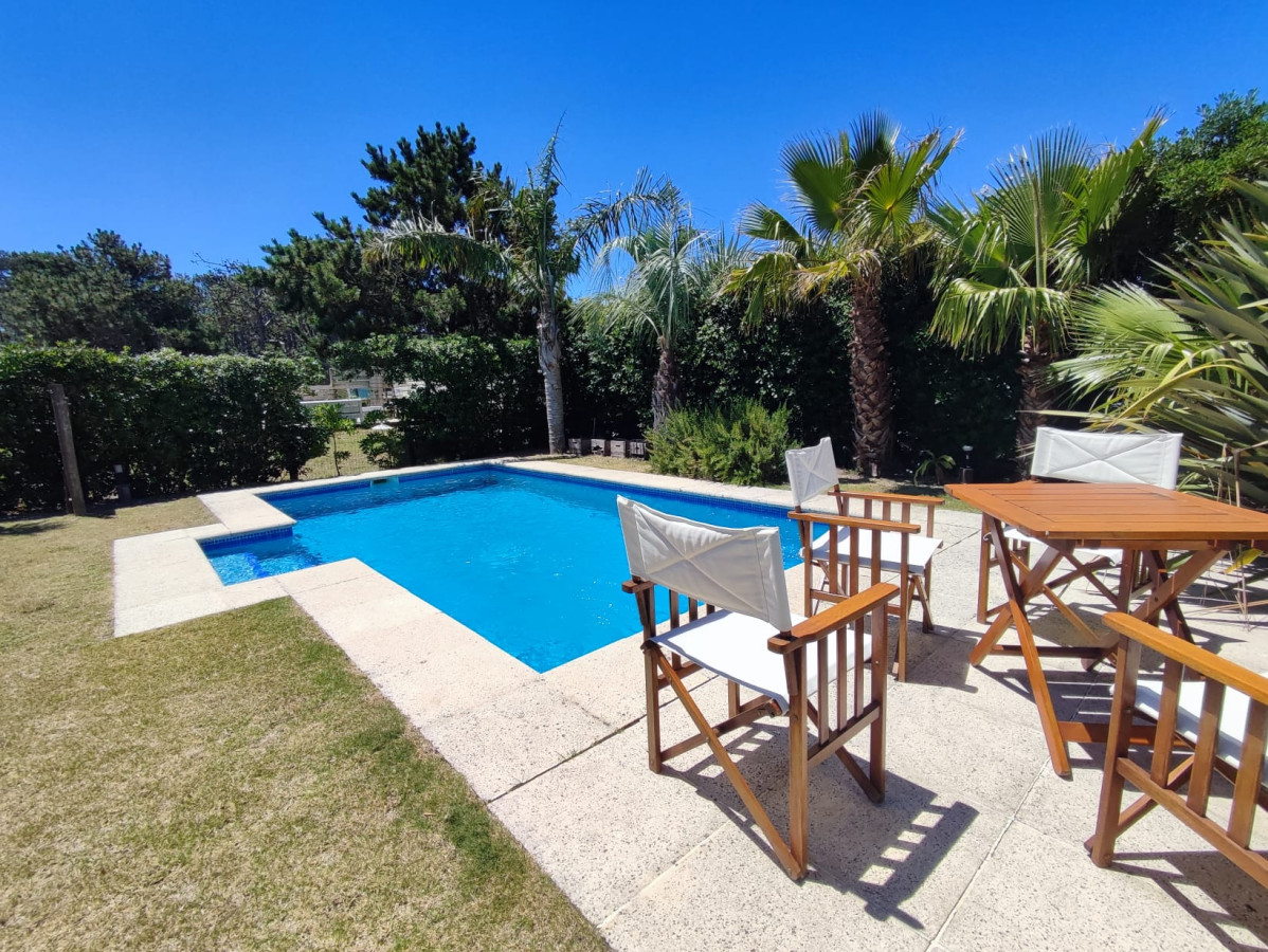 Hermosa casa en venta en Montoya a solo pasos de la playa, Punta del Este.