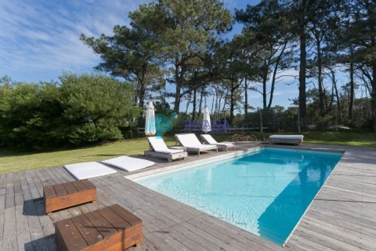 Casa con Piscina y Cancha de Futbol - PRN1046C