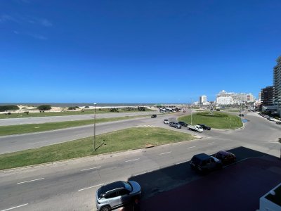 Departamento de 2 Dormitorios y Dependencia de Servicio, Edificio en Primera linea