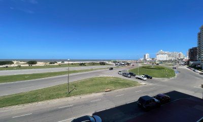 Departamento de 2 Dormitorios y Dependencia de Servicio, Edificio en Primera linea