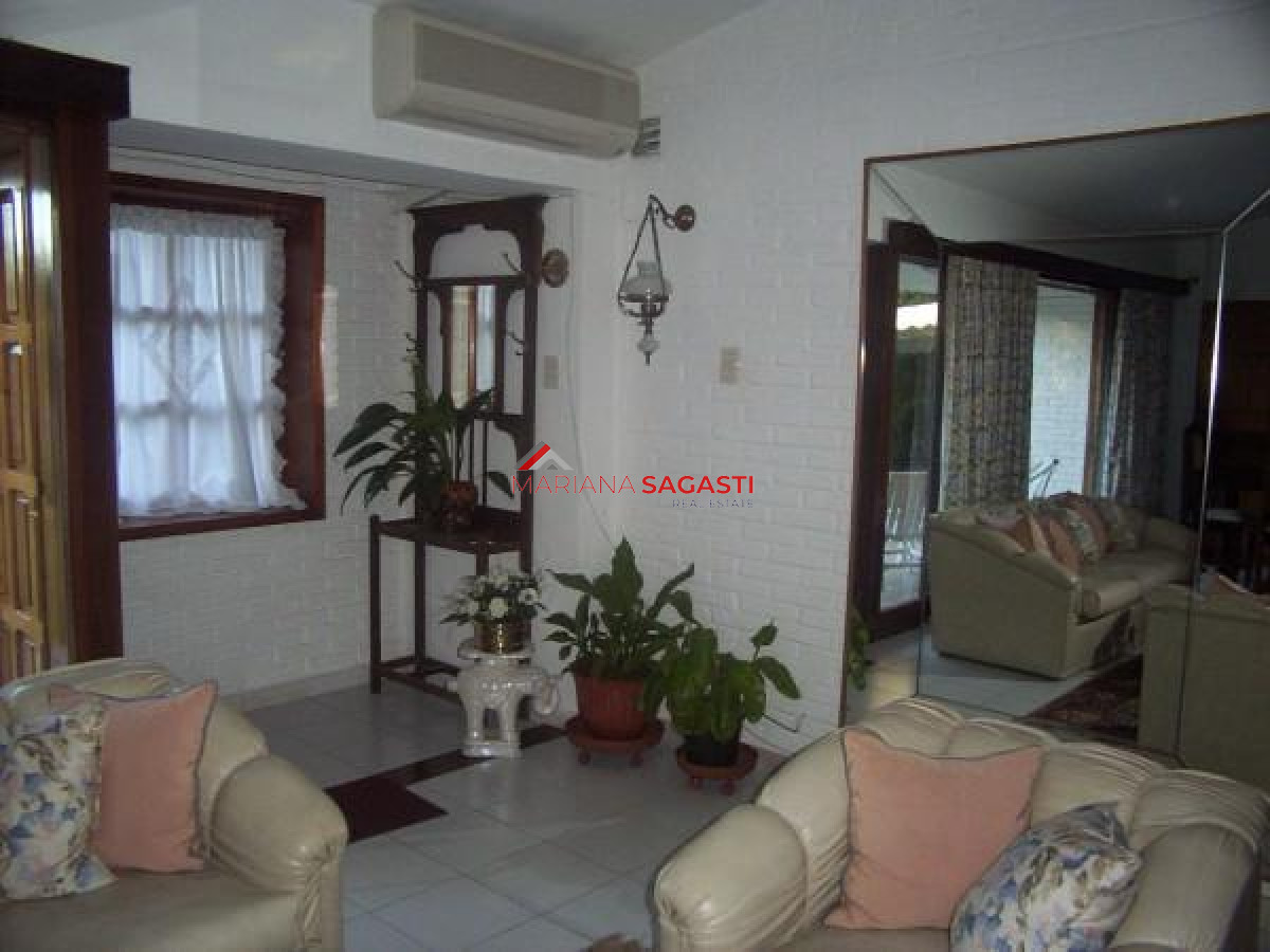 Casa ID.3963 - Casa de 4 dormitorios muy buena ubicacion