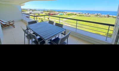 Apartamento de 2 dormitorios en Playa Mansa con vista al mar