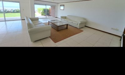 Primera linea en península. Departamento de 4 dormitorios en venta.