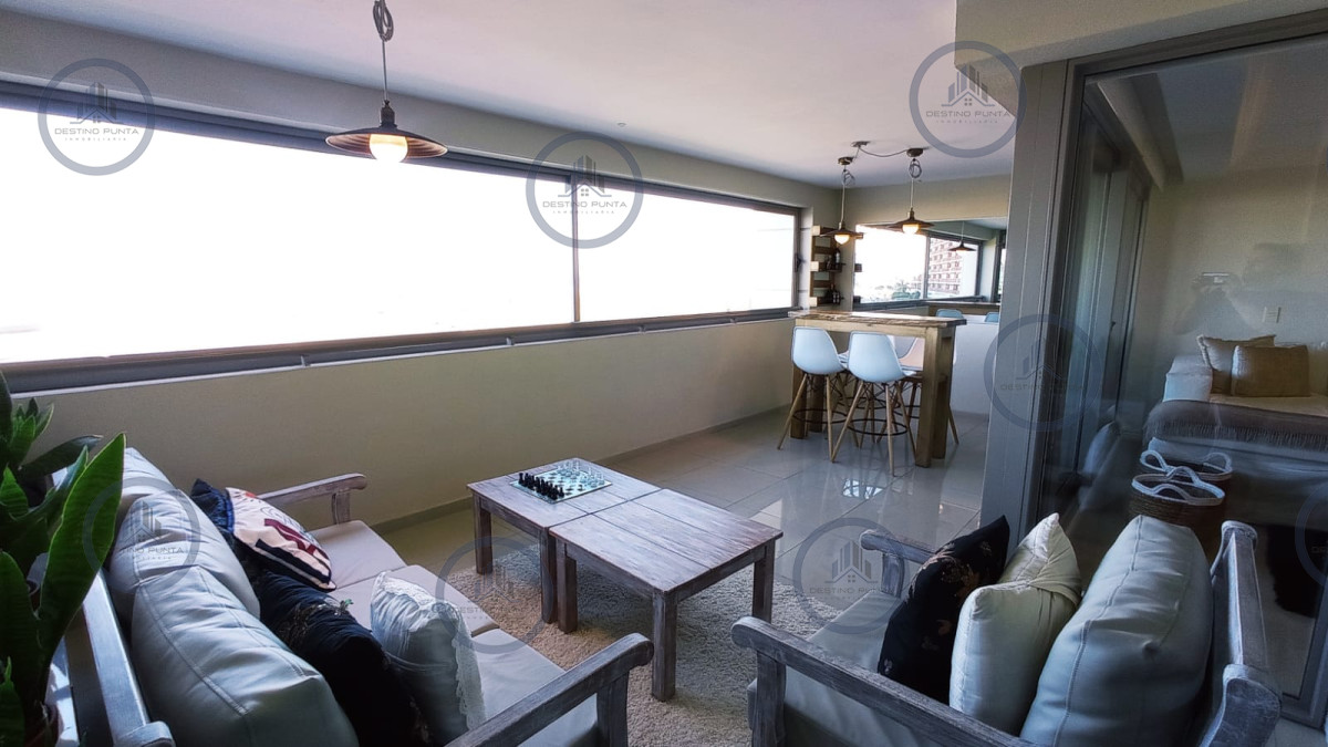 Alquiler temporario de amplio apartamento sobre playa Brava de Punta del Este — fotografía 2