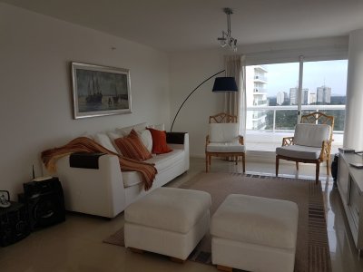 Apartamento de 3 Dormitorios en Alquiler - AGP4966A