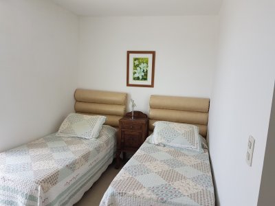 Apartamento de 3 Dormitorios en Alquiler - AGP4966A