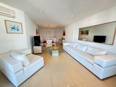 Apartamento 3 dormitorios y dependencia en Venta - AGP2957A