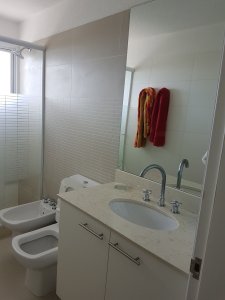 Apartamento de 3 Dormitorios en Alquiler - AGP4966A