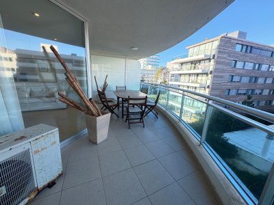 Apartamento 3 dormitorios y dependencia en Venta - AGP2957A