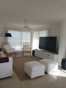 Apartamento de 3 Dormitorios en Alquiler - AGP4966A