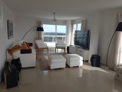 Apartamento de 3 Dormitorios en Alquiler - AGP4966A