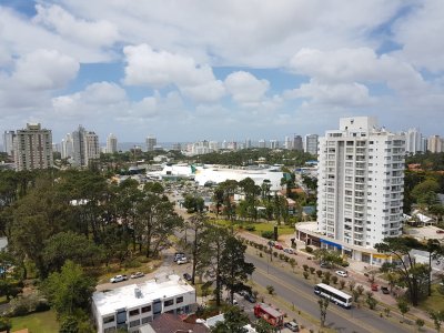 Apartamento de 3 Dormitorios en Alquiler - AGP4966A