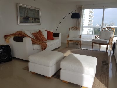 Apartamento de 3 Dormitorios en Alquiler - AGP4966A
