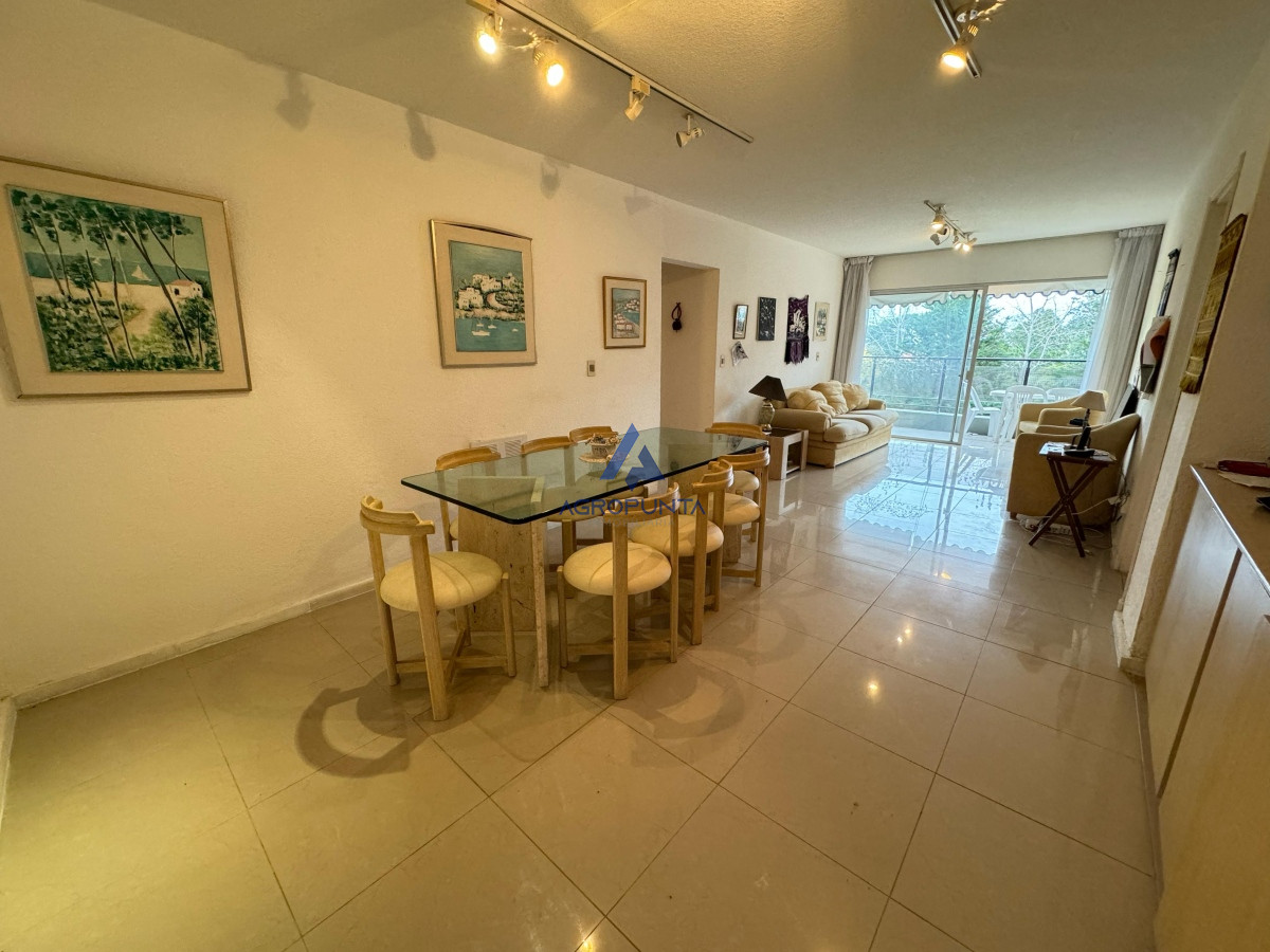 Apartamento de 4 dormitorios terraza y parrillero