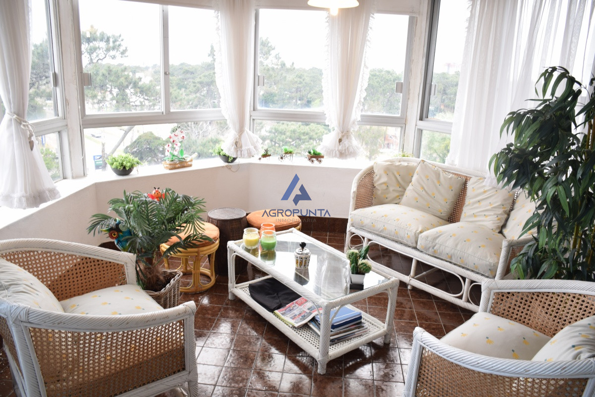 Amplio apartamento 3 dormitorios sobre Roosevelt * Venta