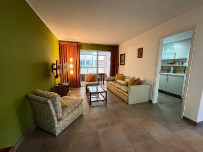 Apartamento 2 dormitorios con terraza cerrada y parrillero