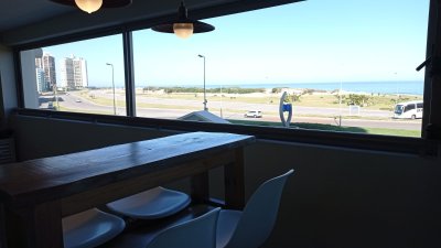 Alquiler temporario de amplio apartamento sobre playa Brava de Punta del Este