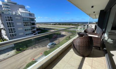 apartamento en playa brava con terraza y parrillero